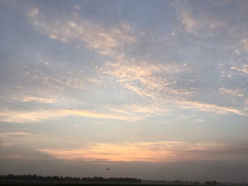 照片是长途骑行时路上拍的，日出